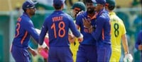 మ్యాచ్ మధ్యలో అనుకోని అతిథి.. తల గోక్కున్న రోహిత్?